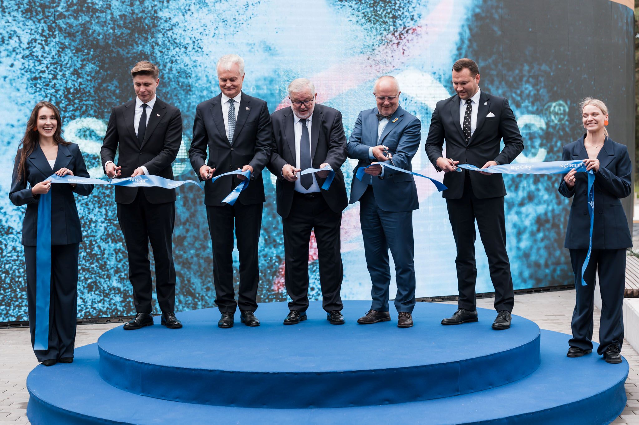 Ribbon-cutting ceremony at the Grand Opening of the new Cell Therapy CDMO